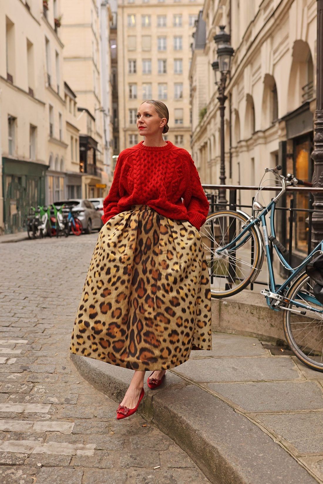 oscar de la renta leopard midi skirt, midi skirt and chunky sweater combo, how to style a skirt and flats